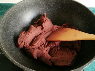 17、自制红豆沙馅,再翻炒一会儿，豆沙成团了，说明你的豆沙馅已经炒好了。