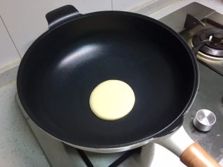 5、无油原味松饼,保持小火，慢煎，每勺面糊的量保持一致，保持每张松饼大小一致。