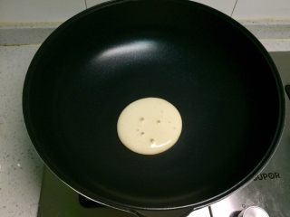 6、无油原味松饼,待饼面上出现大气泡的时候，松饼底部就已经凝固了，可以借助木铲翻面。