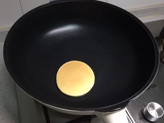 7、无油原味松饼,继续煎至20秒左右，可以盖上盖子，让松饼加快煎熟，两面金黄即可。