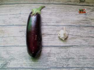 1、手撕蒜泥茄子,准备食材