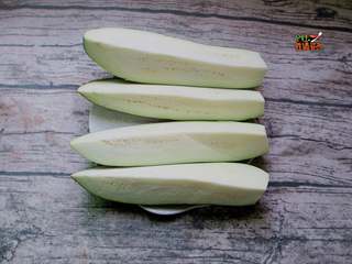 2、手撕蒜泥茄子, 茄子洗净，去掉根部，切成四半