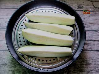 3、手撕蒜泥茄子,放入蒸锅，蒸10分钟左右，蒸软蒸熟即可