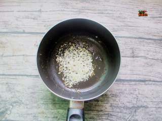 4、手撕蒜泥茄子,放一勺油，爆香蒜末