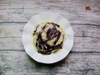 6、手撕蒜泥茄子,手撕茄子，撕成一条一条，宽度尽量均匀