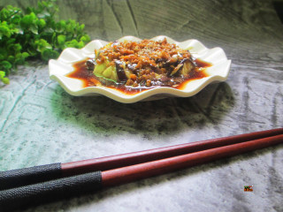 7、手撕蒜泥茄子,将调好的酱汁淋在上面即可