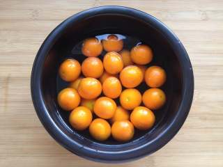 2、金桔酱,金桔洗净后，用淡盐水浸泡半小时