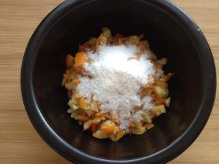 6、金桔酱,倒入50g冰糖粉，拌匀后腌制2小时以上