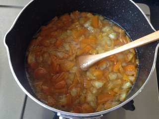 11、金桔酱,大火烧开后转小火慢慢熬煮，并用勺子或锅铲时常搅拌，以防糊锅（注意，不要用铁锅，要选用不粘锅或不锈钢锅）