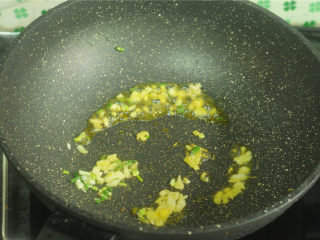 6、土豆炒茄子,油锅烧热，炒香姜蒜末