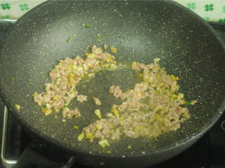 7、土豆炒茄子,加入肉末翻炒