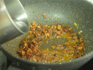 9、土豆炒茄子,加入30-5-毫升水煮沸