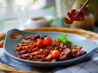 13、卤蹄髈,将蹄髈连同汤一齐盛入汤碗放进冰箱保鲜层，冻至有肉冻的时候取出切片摆盘，即可配上小酒尽享美食，滴入麻油，撒上香菜末即成。