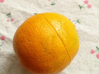 2、冰橙山药,1.如图橙汁从中间切一圈,大概切到碰到果肉就可以了。