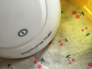 12、冰橙山药,11.把橙子放到料理机打成橙汁。