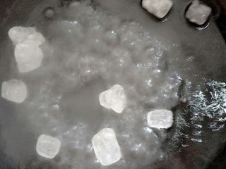 14、冰橙山药,13.锅里加入开水,加入冰糖,加热。