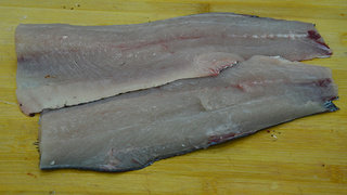 1、清汤鱼芙蓉,将鱼尾片开,去掉鱼骨和鱼腹刺