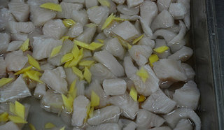 2、清汤鱼芙蓉,再去掉鱼皮和鱼红,切成鱼丁放入水中漂去血水,切点姜片放入去腥