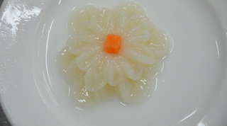 9、清汤鱼芙蓉,把小花蕊放在芙蓉花中间