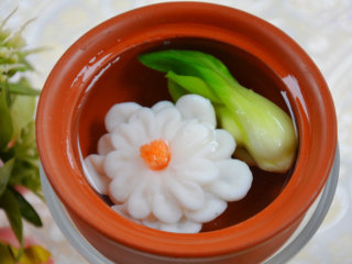 12、清汤鱼芙蓉,把鸡清汤烧开,加入鱼芙蓉和小菜心,调味