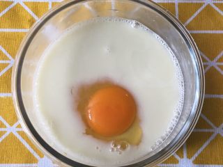 5、宝宝辅食之小米软饼,打入一个鸡蛋和少许糖（可不加）搅拌均匀。