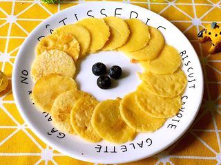 8、宝宝辅食之小米软饼,煎好后，晾凉后就可以让宝宝拿着吃了，健脾养胃小饼，赶快动手做给宝宝 吃吧。