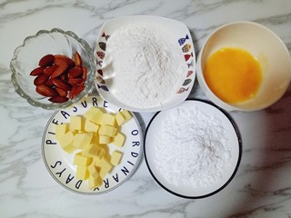 1、小熊抱杏仁饼干,准备食材；鸡蛋敲碗里用筷子打散备用。