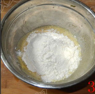 3、香脆小麻花,放入面粉