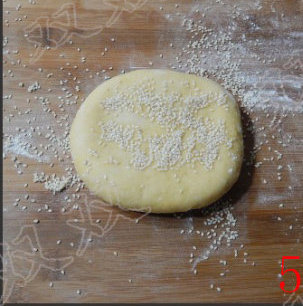 5、香脆小麻花,将面团取出揉匀，案板上撒芝麻