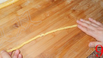 9、香脆小麻花,一端用手固定，另一端的手搓上劲