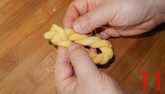 11、香脆小麻花,然后将尾部自中间位置掏出，依次完成