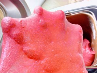 3、心相印红丝绒麻薯软欧,揉至扩展阶段,能拉出大约这样的膜就可以了。