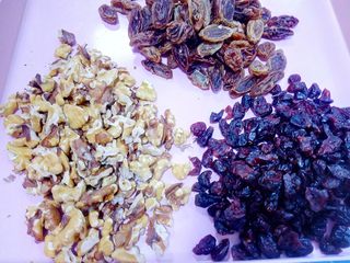 7、心相印红丝绒麻薯软欧,备好喜欢的果干,也可以加一些红豆沙涂抹。