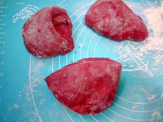 9、心相印红丝绒麻薯软欧,取出发酵好的面团,分成三份。