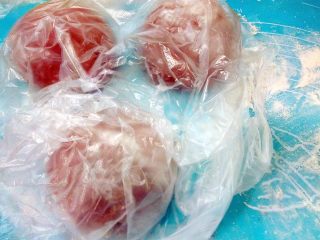 10、心相印红丝绒麻薯软欧,滚圆排气后,盖上保鲜膜,松驰二十分钟。
