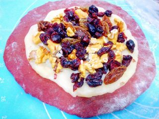 13、心相印红丝绒麻薯软欧,上喜欢的干果,或是蜜豆,红豆沙等。