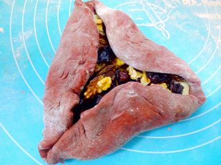 14、心相印红丝绒麻薯软欧,往中间折成三角状。