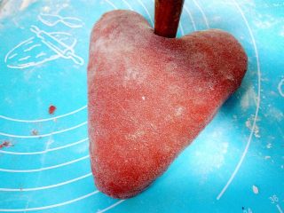 17、心相印红丝绒麻薯软欧,用棍子或手指从三角形一条边的中间往里推。