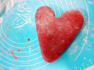 18、心相印红丝绒麻薯软欧,就成爱心的形状了。放入湿润、温暖的地方开始二发。如果是放烤箱发酵,要放一碗热水增加湿度。