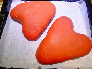 19、心相印红丝绒麻薯软欧,烤箱发酵的温度在40度,有点高了,要注意控制好二发的温度,开一会就关掉,夏季,直接室温发酵就可以。