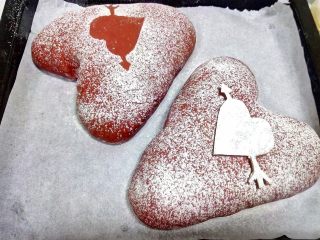 21、心相印红丝绒麻薯软欧,筛好后取下,两只都筛好高粉。