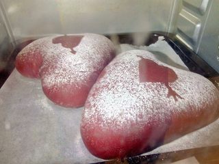 22、心相印红丝绒麻薯软欧,烤箱预热,上下火180度,中层,烤大约20分钟。时间温度只能是参考,根据自家烤箱调整。