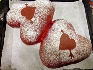 23、心相印红丝绒麻薯软欧,烤好后立即取出,置于晾架上晾凉,装入保鲜袋密封。一般放二、三天都是很软的。