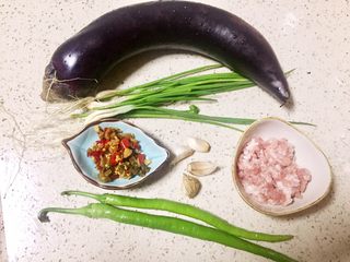 1、鱼香蚂蚁茄条,准备食材