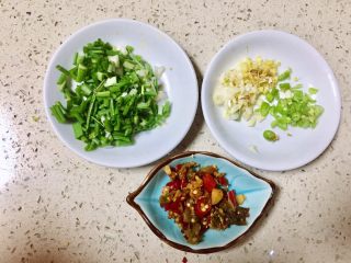 2、鱼香蚂蚁茄条,姜蒜切末，香葱切节，美人尖切小块