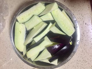 4、鱼香蚂蚁茄条,放在盐水里漂洗