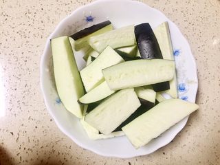 5、鱼香蚂蚁茄条,取一个汤碗捞起茄子放入
