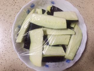 6、鱼香蚂蚁茄条,蒙上保鲜膜