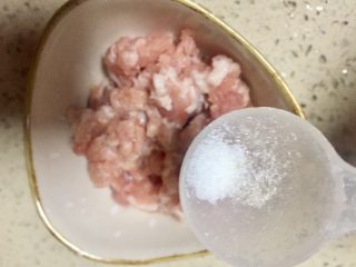 8、鱼香蚂蚁茄条,肉沫加入少量盐