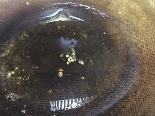 11、鱼香蚂蚁茄条,一切准备就绪，热锅倒入菜油